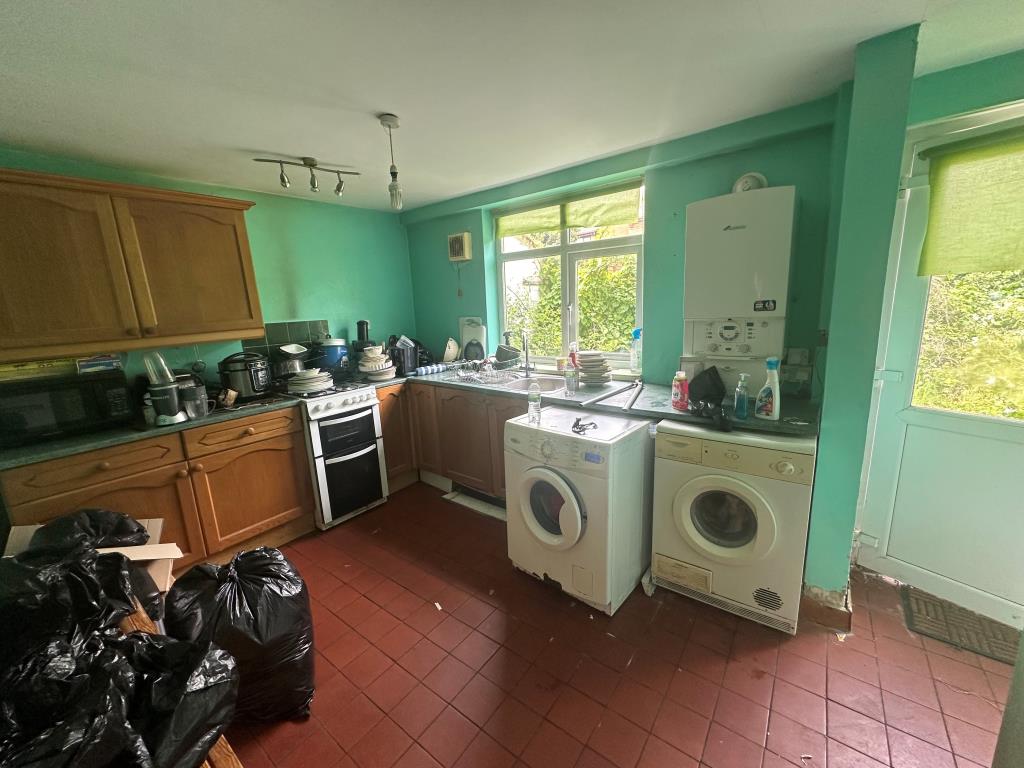 Lot: 101 - FOUR-BEDROOM HOUSE FOR REFURBISHMENT - Kitchen with access to garden